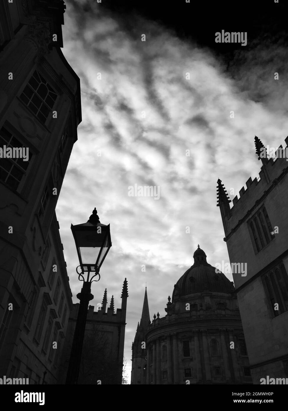 Oxford, Inghilterra - 3 dicembre 2019 Radcliffe Square si trova nel cuore della storica Oxford. Il centro-palcoscenico è preso dalla Radcliffe Camera rotonda; questo di Foto Stock
