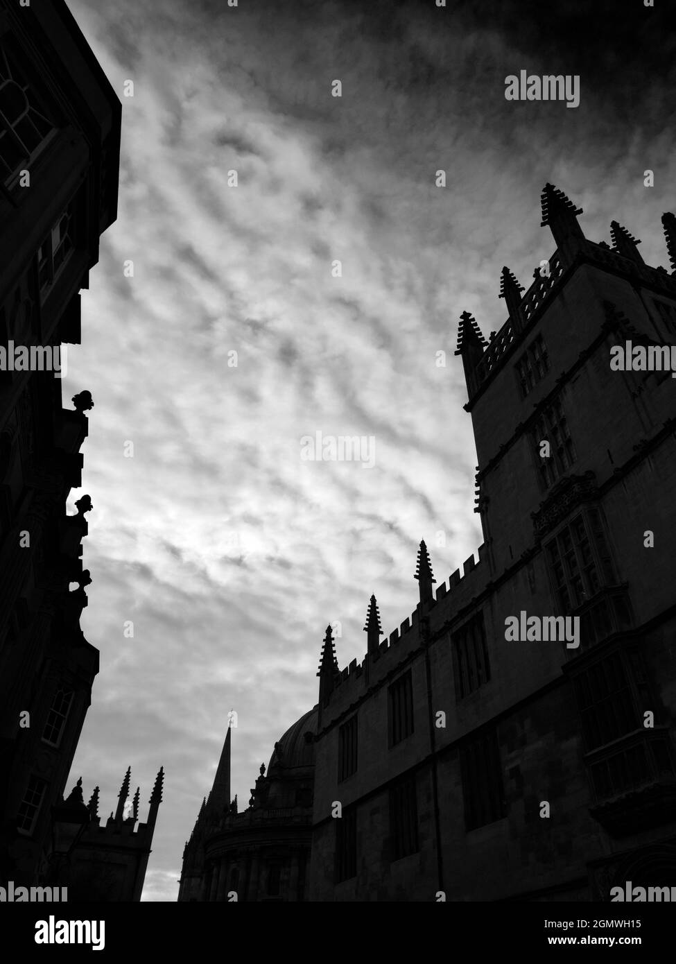 Oxford, Inghilterra - 3 dicembre 2019 Radcliffe Square si trova nel cuore della storica Oxford. Il centro-palcoscenico è preso dalla Radcliffe Camera rotonda; questo di Foto Stock