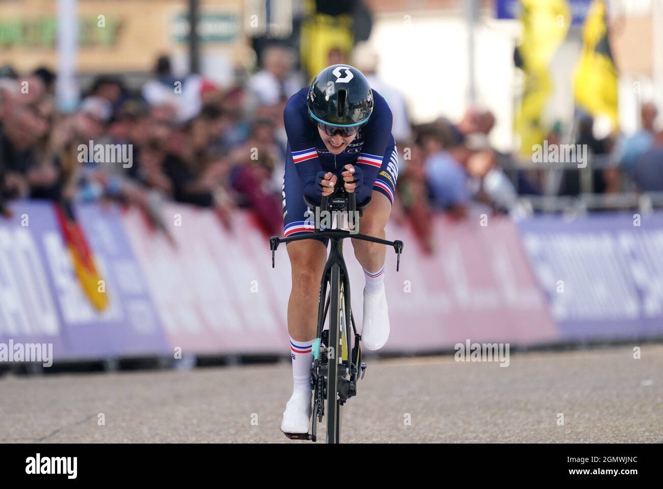 Juliette Labous (fra) in azione durante la gara individuale di prova a tempo delle Donne Elite, da Knokke-Heist a Brugge, presso i Campionati del mondo UCI Road Cycling Fianders 2021 il 20 settembre 2021 a Brugge, Belgio. Credit: SCS/Soenar Chamid/AFLO/Alamy Live News Foto Stock