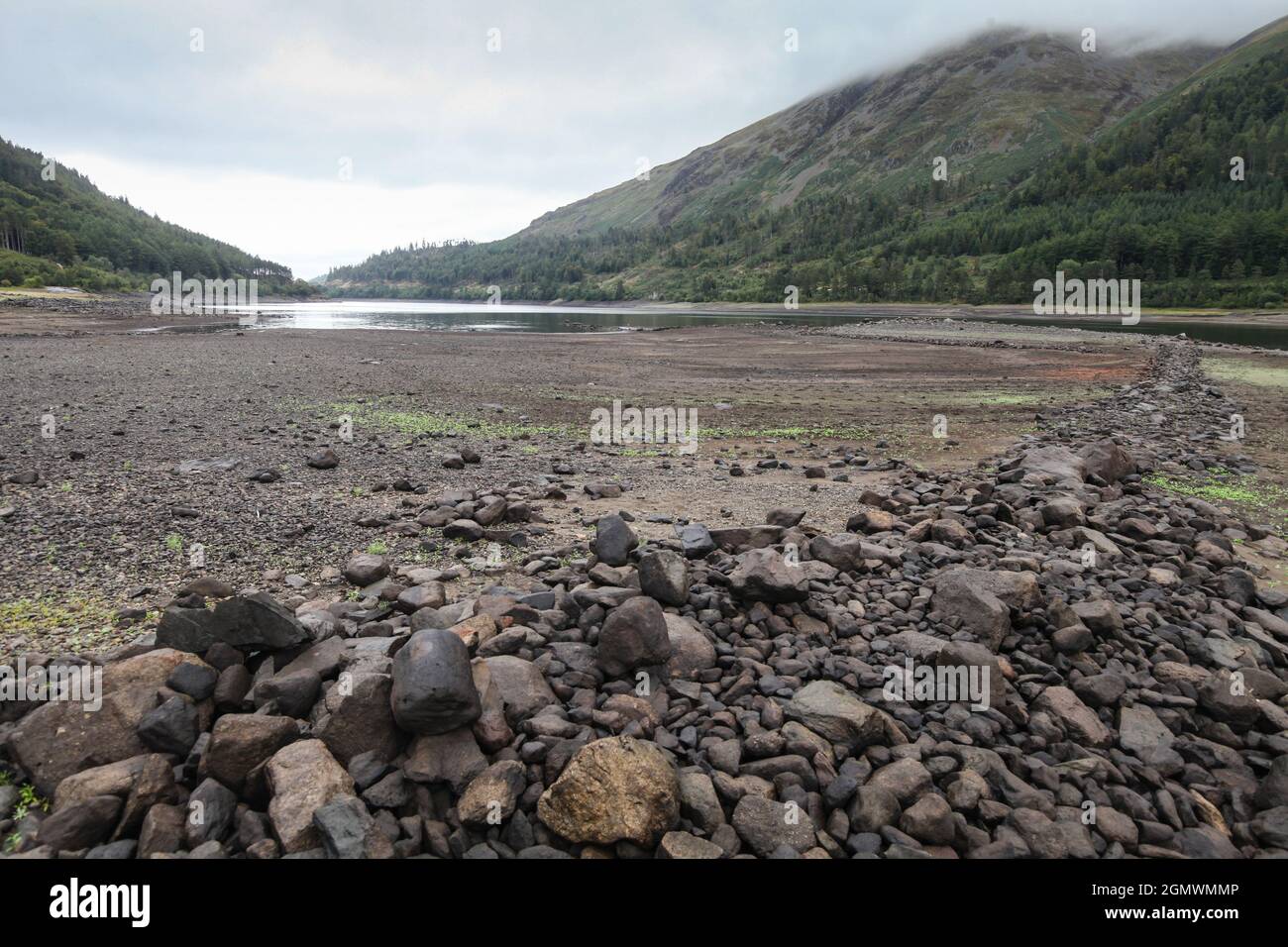 11 settembre 2021 Thirlmere Reservoir, Cumbria. Giovedì 9 settembre i clienti di United Utilities che forniscono acqua al nord-ovest dell'Inghilterra sono stati sconcertati quando hanno ricevuto una e-mail chiedendo loro di usare meno acqua, in quanto i serbatoi erano più bassi del normale per questo periodo dell'anno. Questo sembrava insolito, in quanto i visitatori del sito UU sono stati accolti con una schermata di splash che dice loro cosa fare in caso di alluvione come pioggia torrenziale era previsto. Intorno a Manchester, e nei Pennines livelli sono sani, ma Haweswater e Thirlmere, che sono stati costruiti da Manchester Waterworks nel 1896 solo have36% sinistra, wi Foto Stock