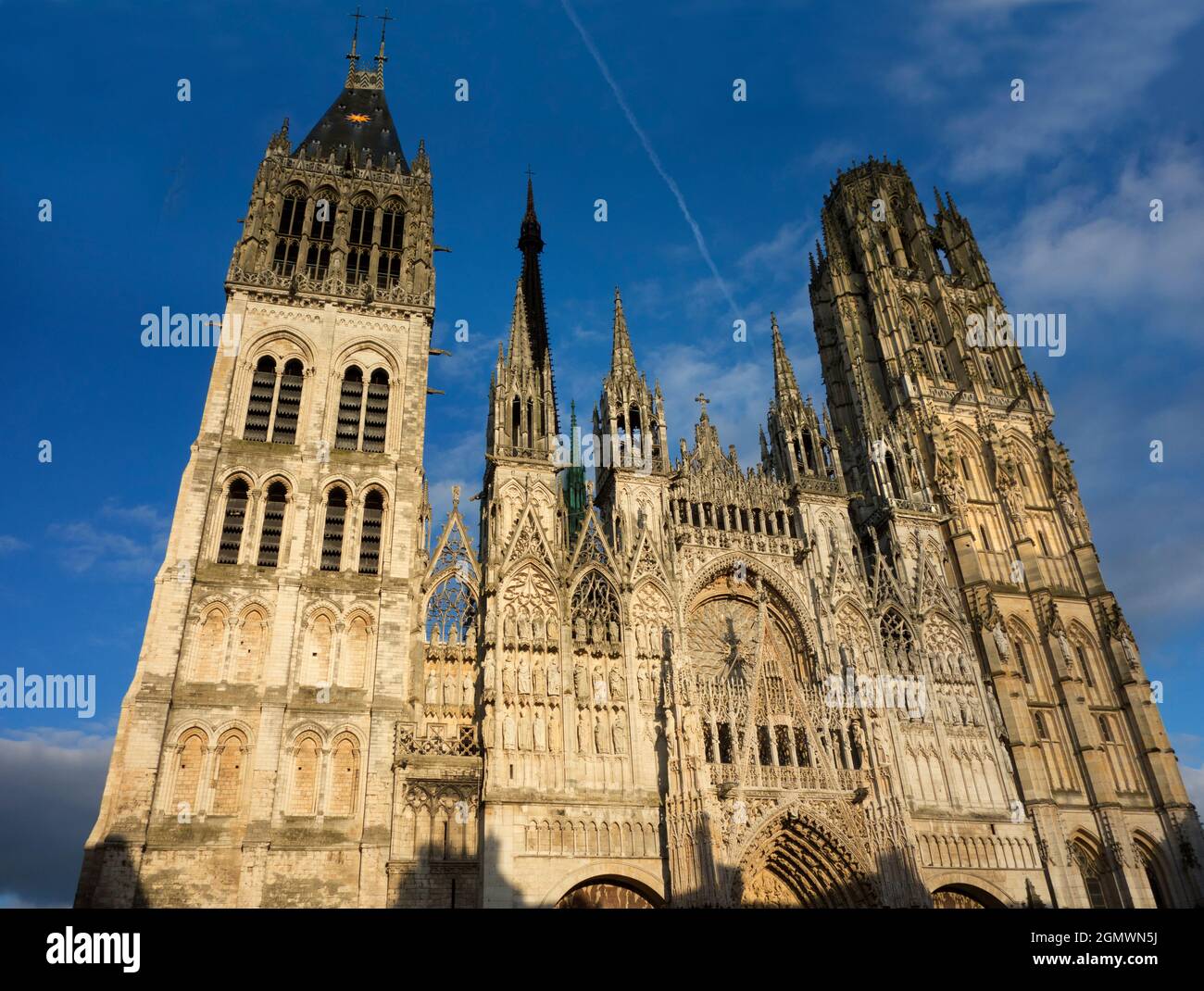 Rouen, Francia - 30 maggio 2017; la Cattedrale di Rouen è una magnifica cattedrale gotica in Normandia, Francia. Risale al IV secolo, ma era distruttrice Foto Stock