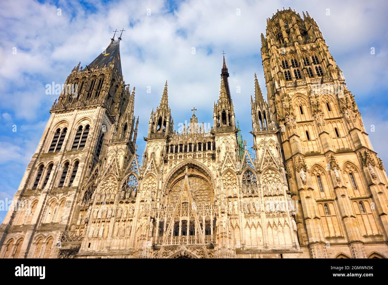 Rouen, Francia - 30 maggio 2017; la Cattedrale di Rouen è una magnifica cattedrale gotica in Normandia, Francia. Risale al IV secolo, ma fu distrutto Foto Stock