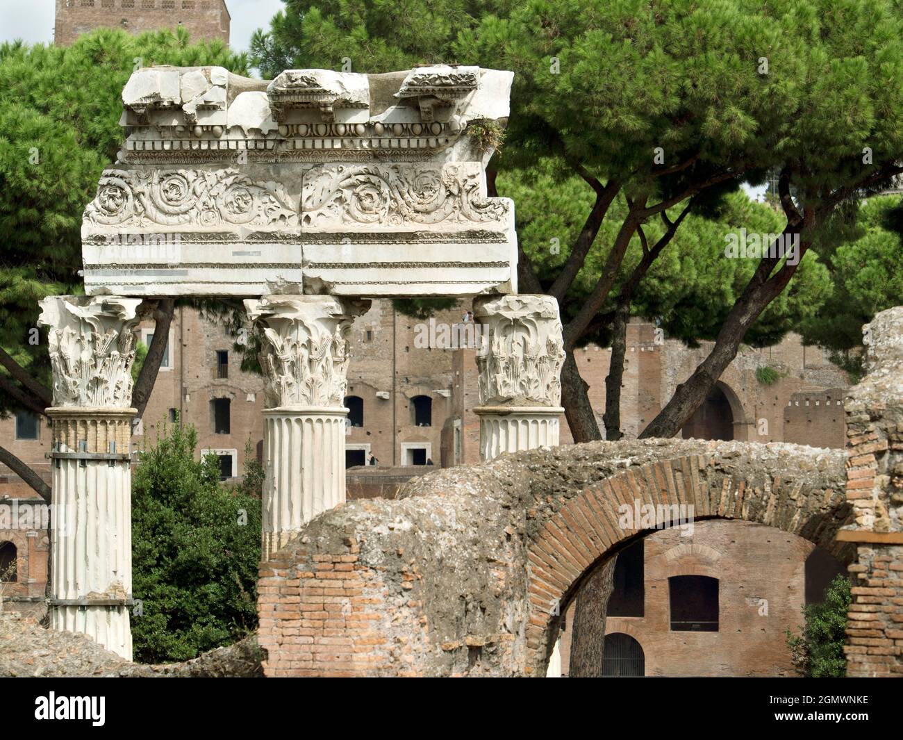 Roma, Italia - Ottobre 2014; il Foro Romano fu per secoli il centro della vita pubblica romana e il cuore dell'Impero: Il luogo della proce trionfale Foto Stock