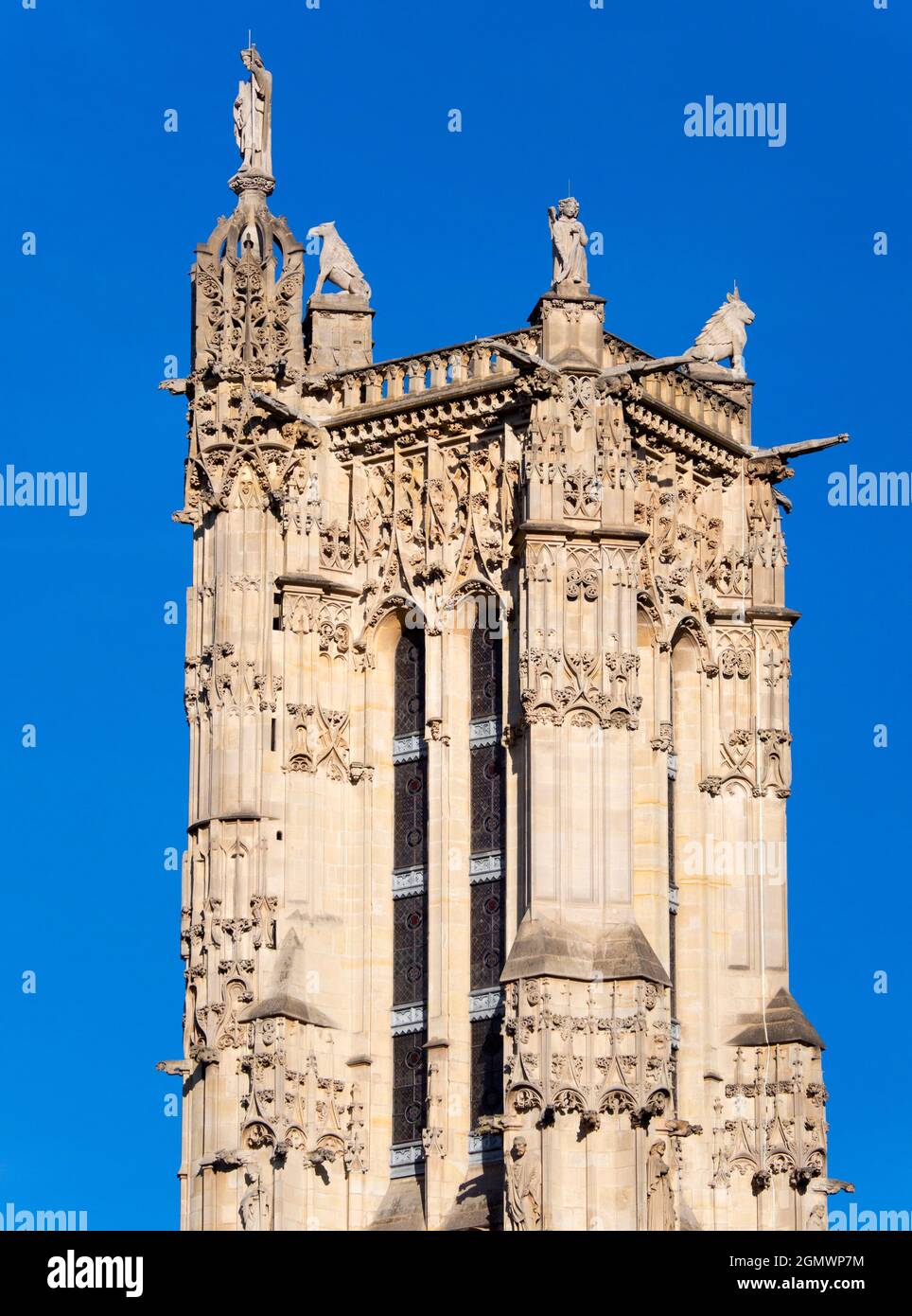 Parigi, Francia - 19 settembre 2018 Costruito nel 16 ° secolo, l'imponente torre di Saint-Jacques in stile gotico è tutto ciò che rimane di una chiesa maggiore Foto Stock