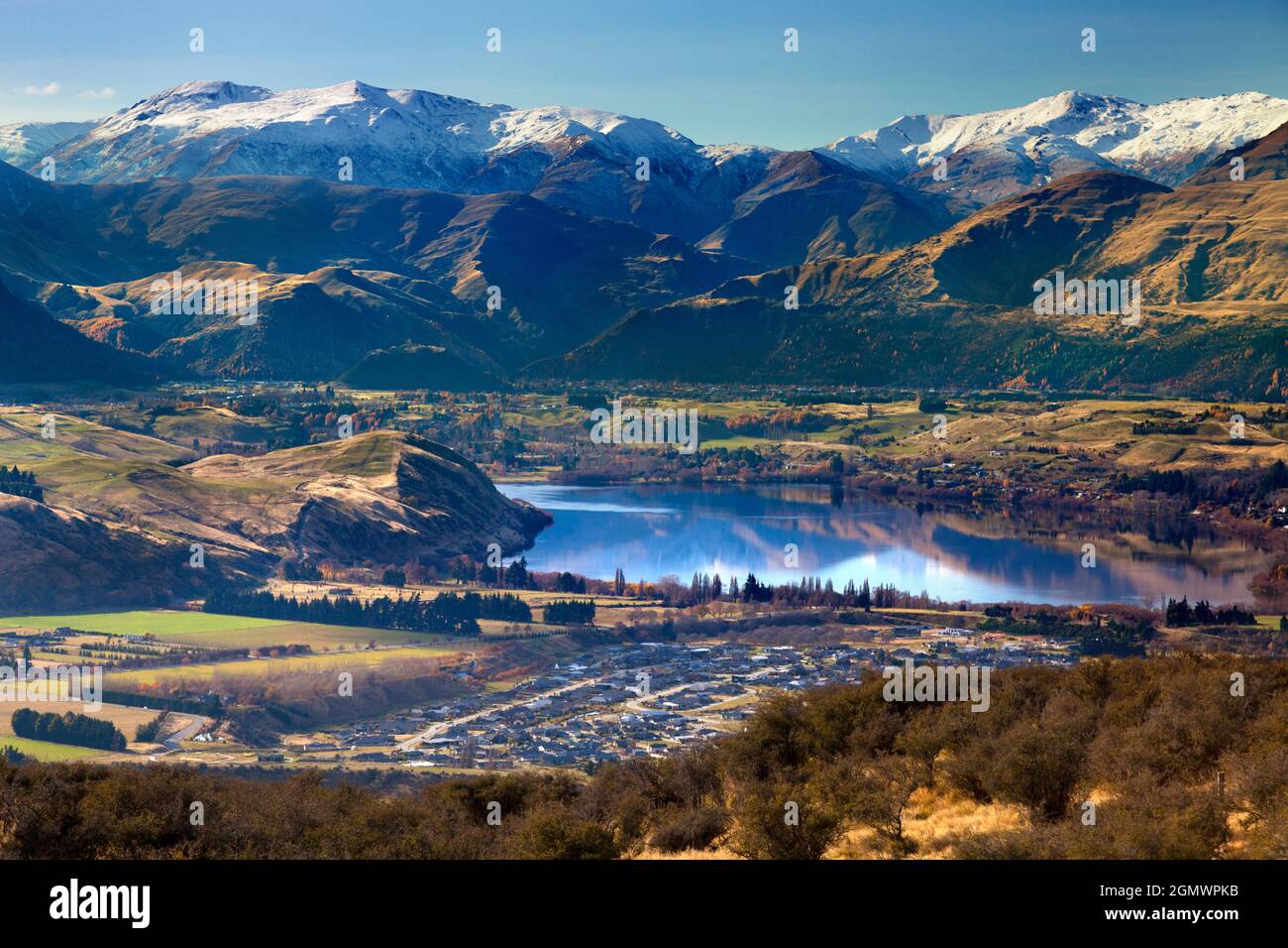 Queenstown, Nuova Zelanda - 21 Maggio 2012 Una favolosa vista di Queenstown dalle colline ai piedi della catena montuosa Remarkables. Queenstown è un resor panoramico Foto Stock