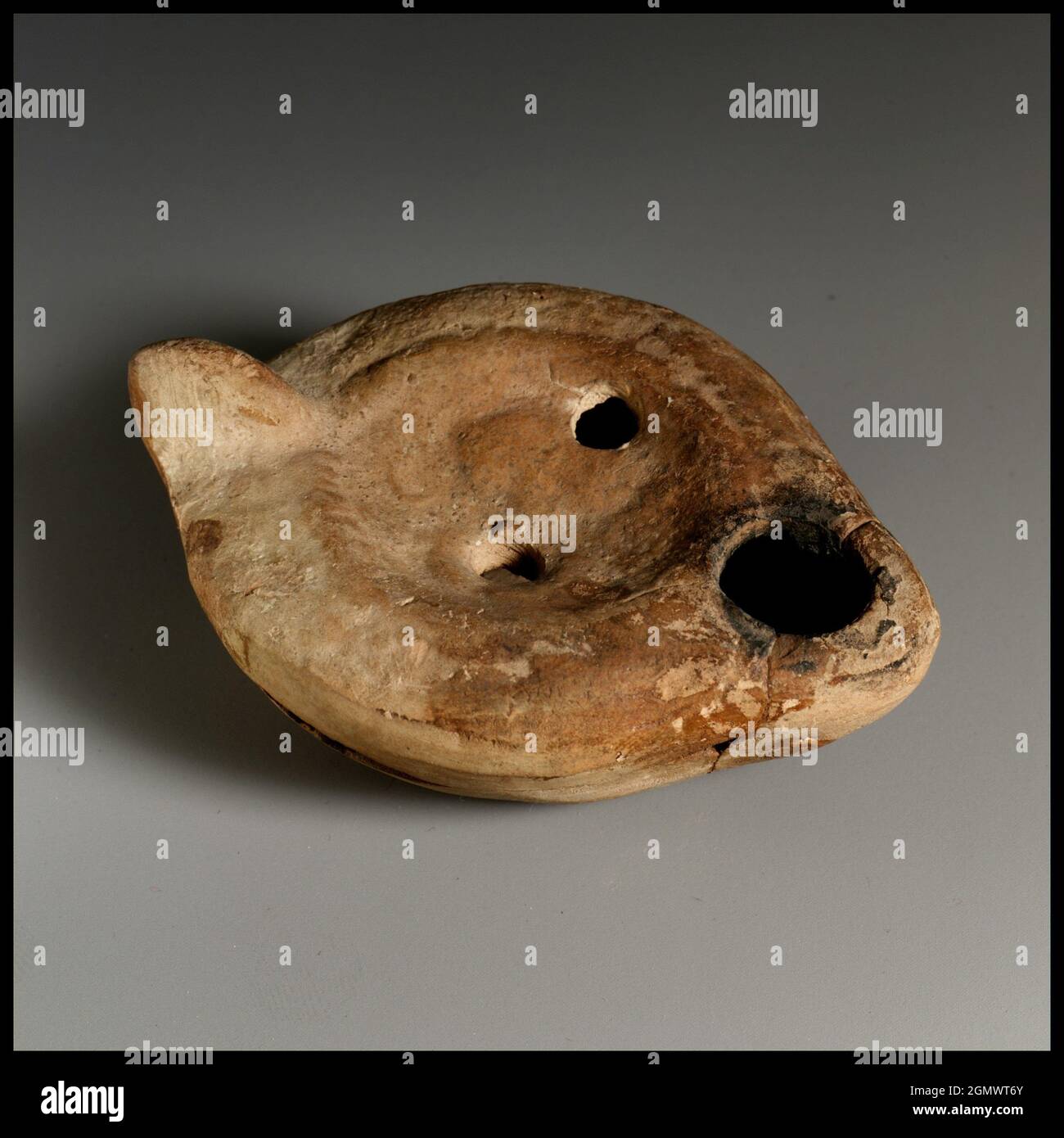 Lampada. Cultura: Romana, Cipriota; Media: Terracotta; dimensioni: Totale: 1 1/4 x 3 pollici (3.2 x 7.6 cm); classificazione: Terracotte Foto Stock
