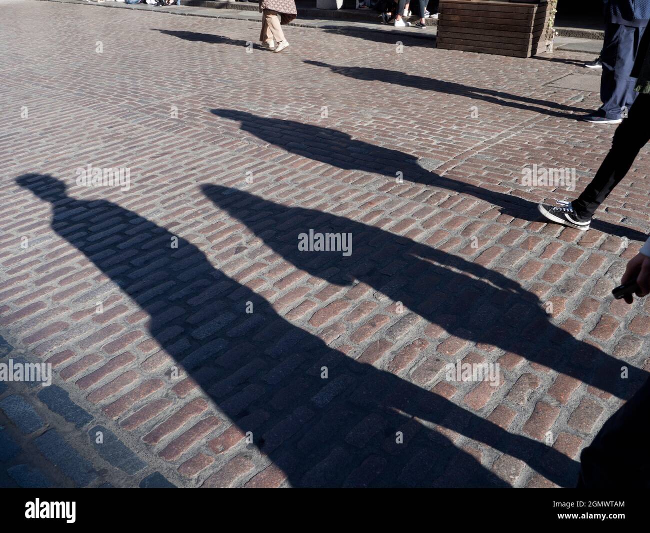Londra, Inghilterra - 16 settembre 2018; persone e parti del corpo sono mostrati, camminando lungo i ciottoli. Covent Garden è stato un raunchy, vario e. Foto Stock