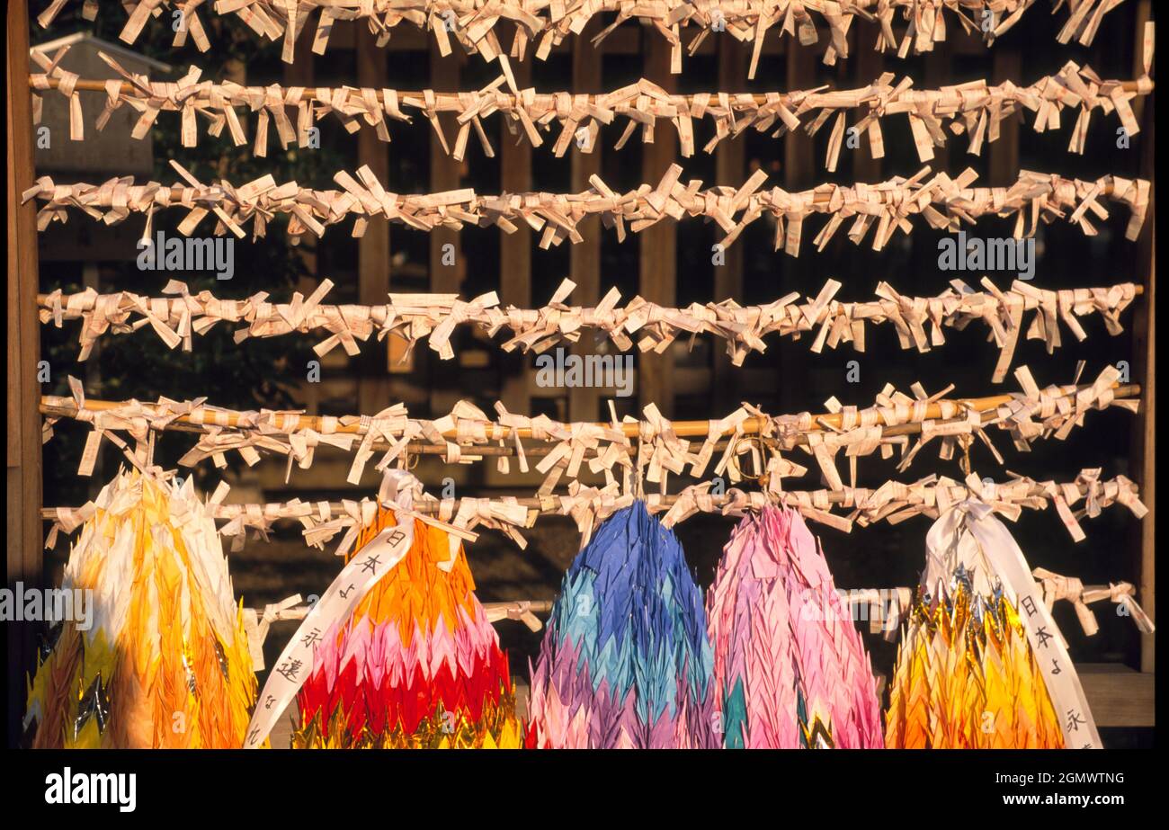 Tokyo, Giappone - 13 novembre 1987; Yasakuni è un luogo controverso. Ricorda i morti di guerra imperiali del Giappone e ospita molti criminali di guerra. Cel. Annuale Foto Stock