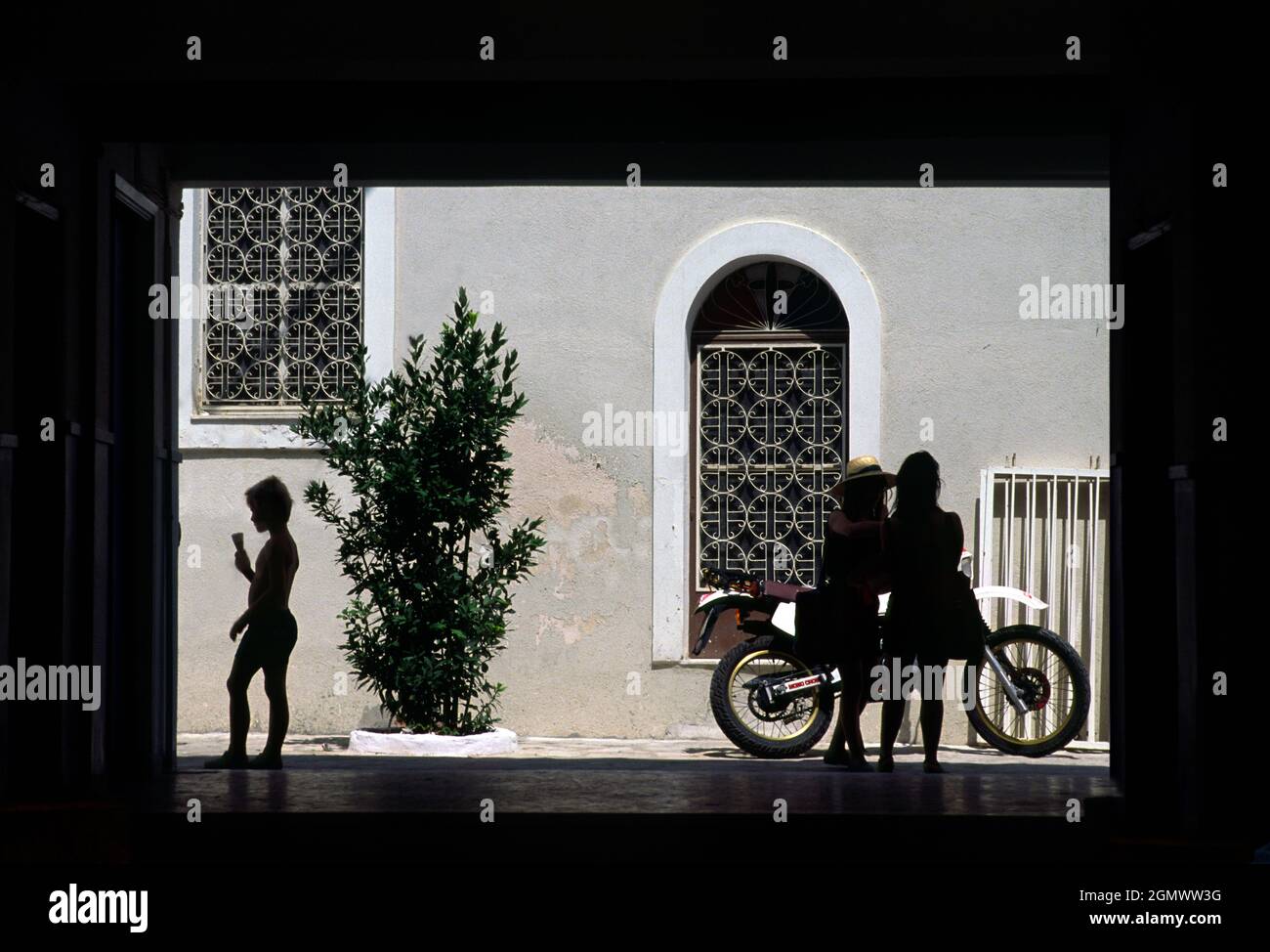 Atene, Grecia - Giunee 1999; metà giornata ad Atene può essere molto caldo. Così un nascondiglio ombreggiato o - ancora meglio - un cono di gelato sono entrambe buone idee. Foto Stock