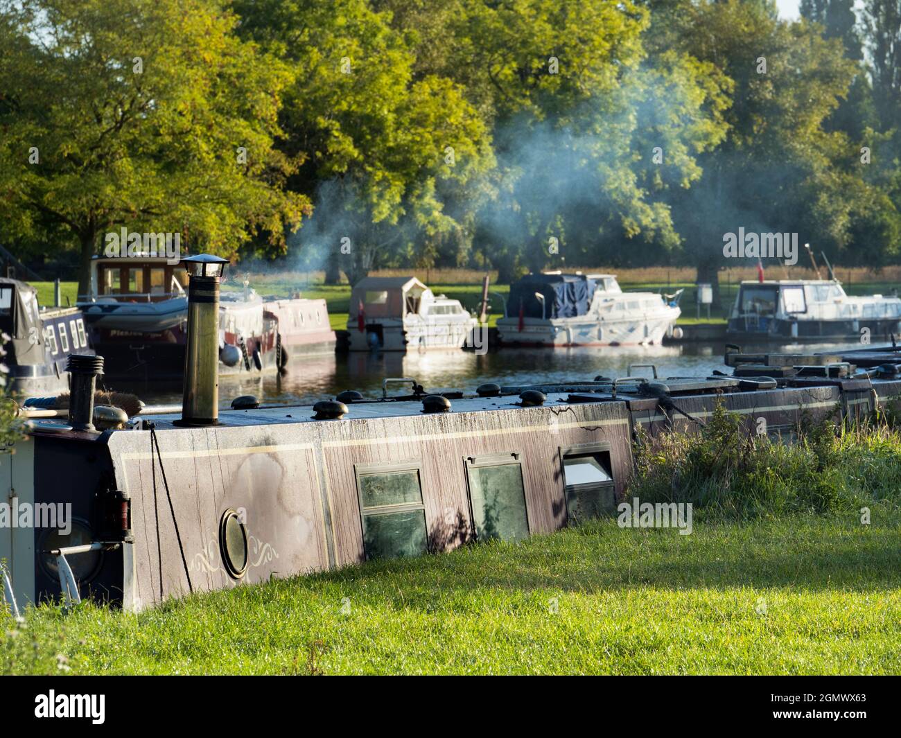 Abingdon, Inghilterra - 5 settembre; nessuna gente in vista. Abingdon-on-Thames afferma di essere la città più antica dell'Inghilterra. Qui vediamo una casa galleggiante ormeggiata da Foto Stock