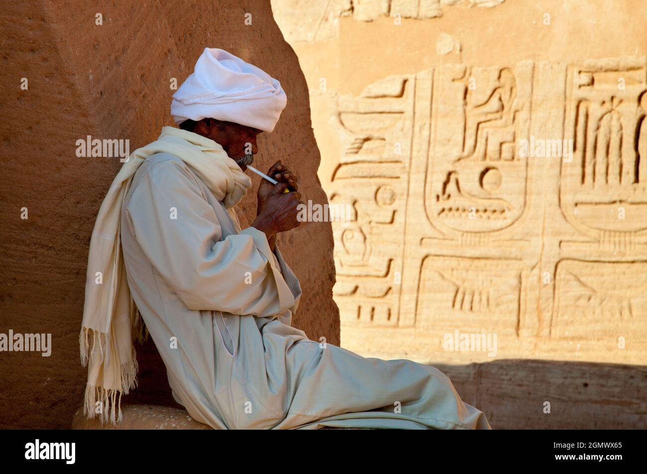 Abu Simbel, Egitto - 4 dicembre 2010; un uomo fumante nel colpo. Accuratamente riposizionato per evitare di essere inondato dal lago Nasser e dalla diga di Assuan, il 320 Foto Stock