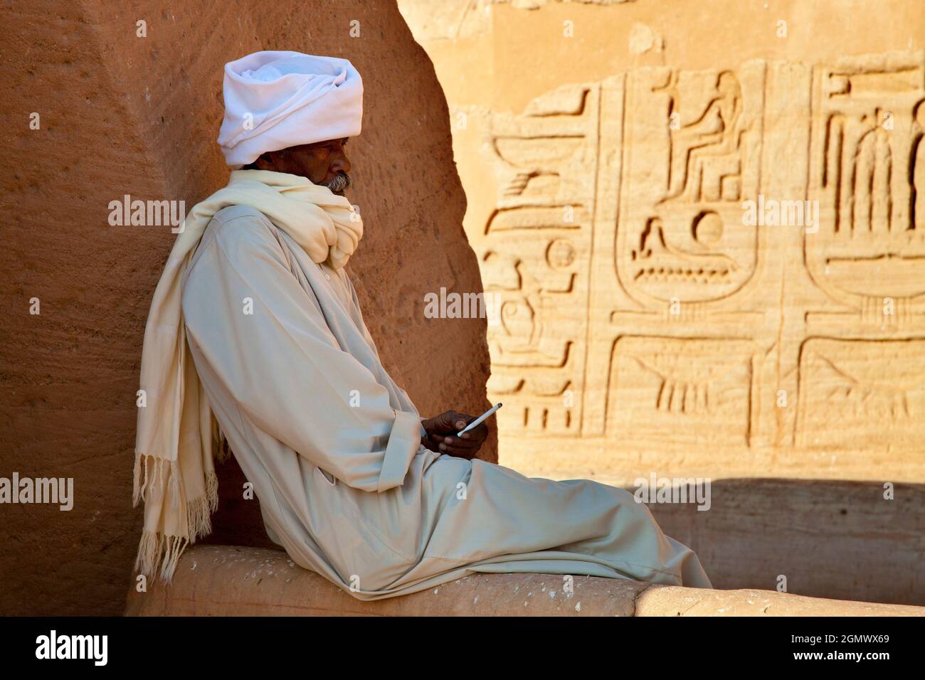 Abu Simbel, Egitto - 4 dicembre 2010; un uomo fumante nel colpo. Accuratamente riposizionato per evitare di essere inondato dal lago Nasser e dalla diga di Assuan, il 320 Foto Stock