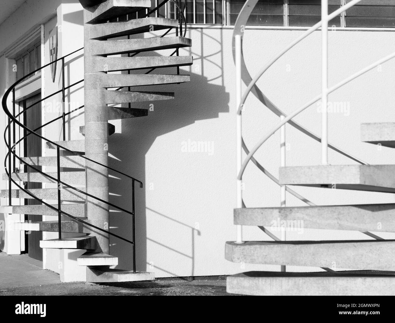 Oxford, Inghilterra - 11 Dicembre 2018 le scale a spirale possono essere luoghi di grande impatto visivo e di bellezza astratta, come mostrato da questo bell'esempio in un Tham Foto Stock