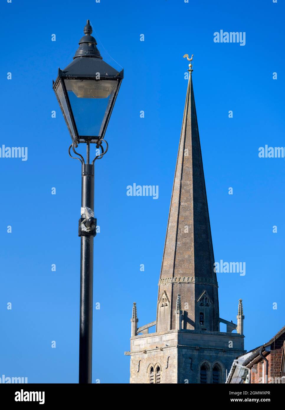 Abingdon, Inghilterra - 5 agosto 2020;; nessuna gente in vista. Una vista della Chiesa di Sant'Elena, Abingdon, con Lanterna Vittoriana. Un luogo cristiano di culto ha Foto Stock