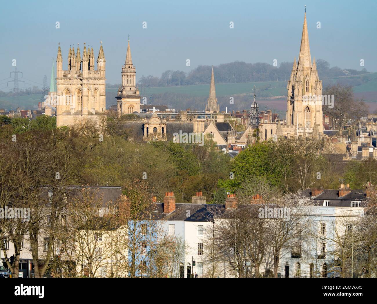 A breve distanza da un elicottero, la collina in cima al South Park di Oxford offre la migliore vista generale della città. Come punti di riferimento principali, possiamo vedere Th Foto Stock