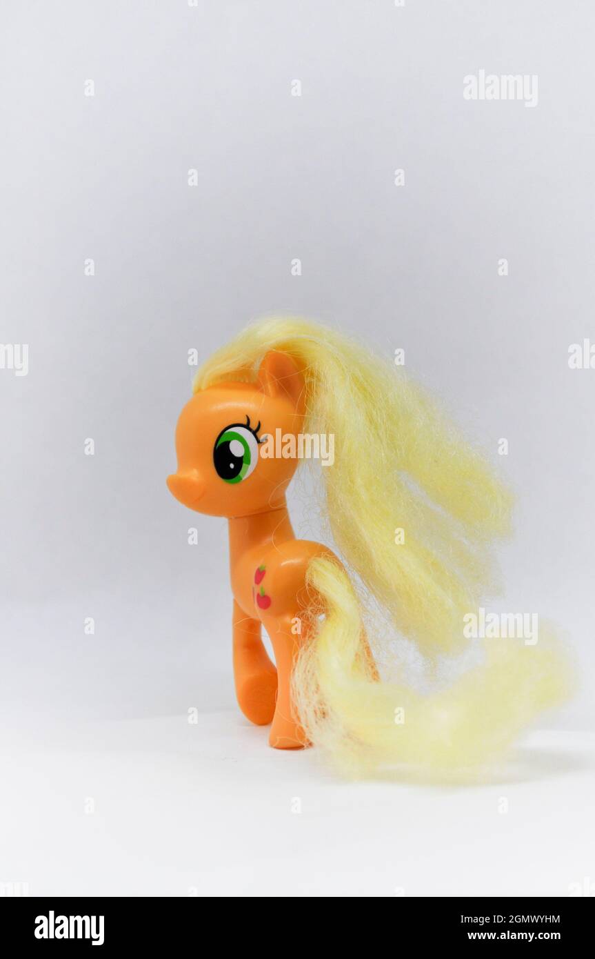 Applejack - il mio giocattolo del pony piccolo regolato su uno sfondo bianco Foto Stock