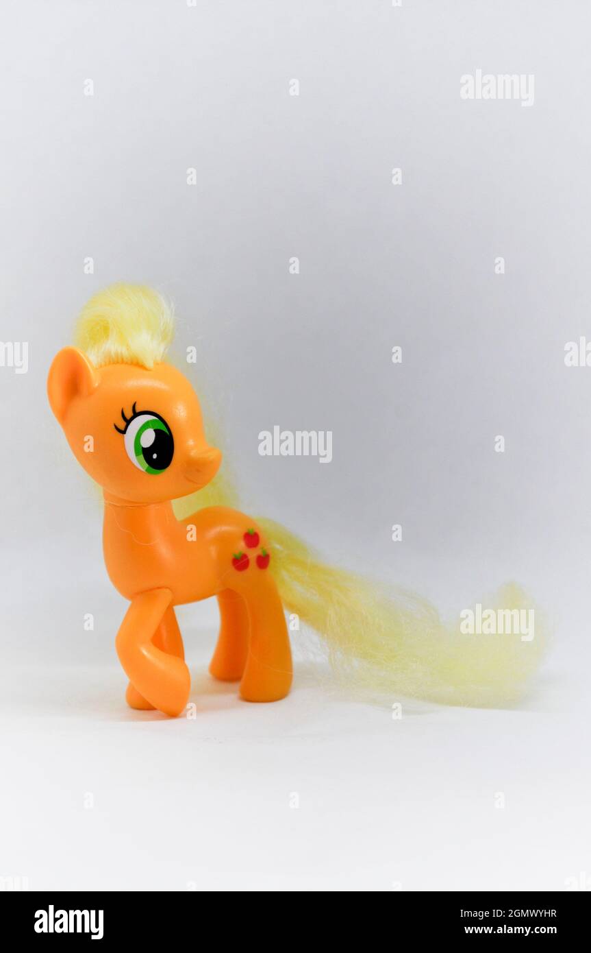 Applejack - il mio giocattolo del pony piccolo regolato su uno sfondo bianco Foto Stock