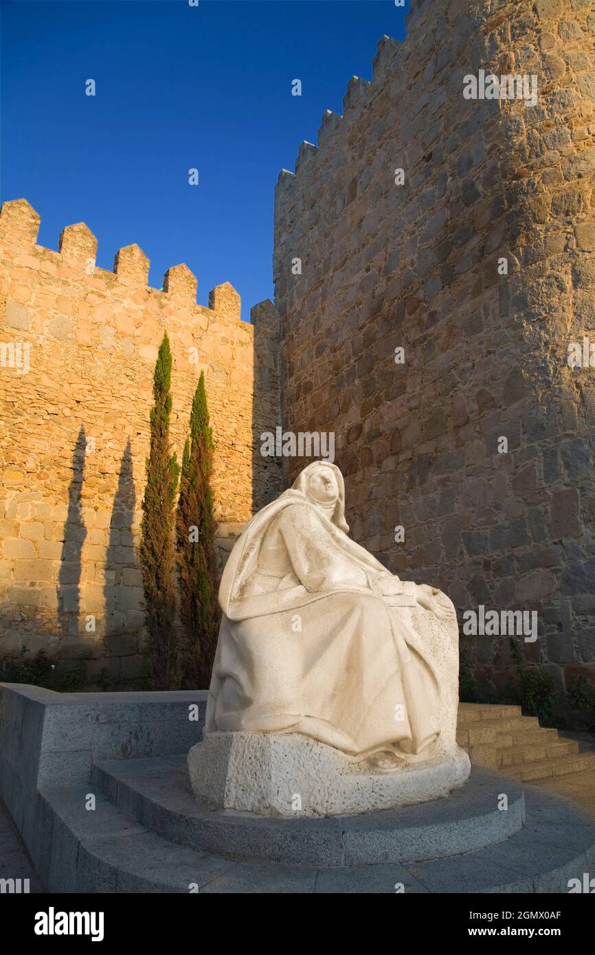 Santa Maria, Spagna - 20 settembre 2008; nessuna gente in vista. Le mura medievali intatte - e molto spesse - in pietra e granito di scamila - qui viste a sunri Foto Stock