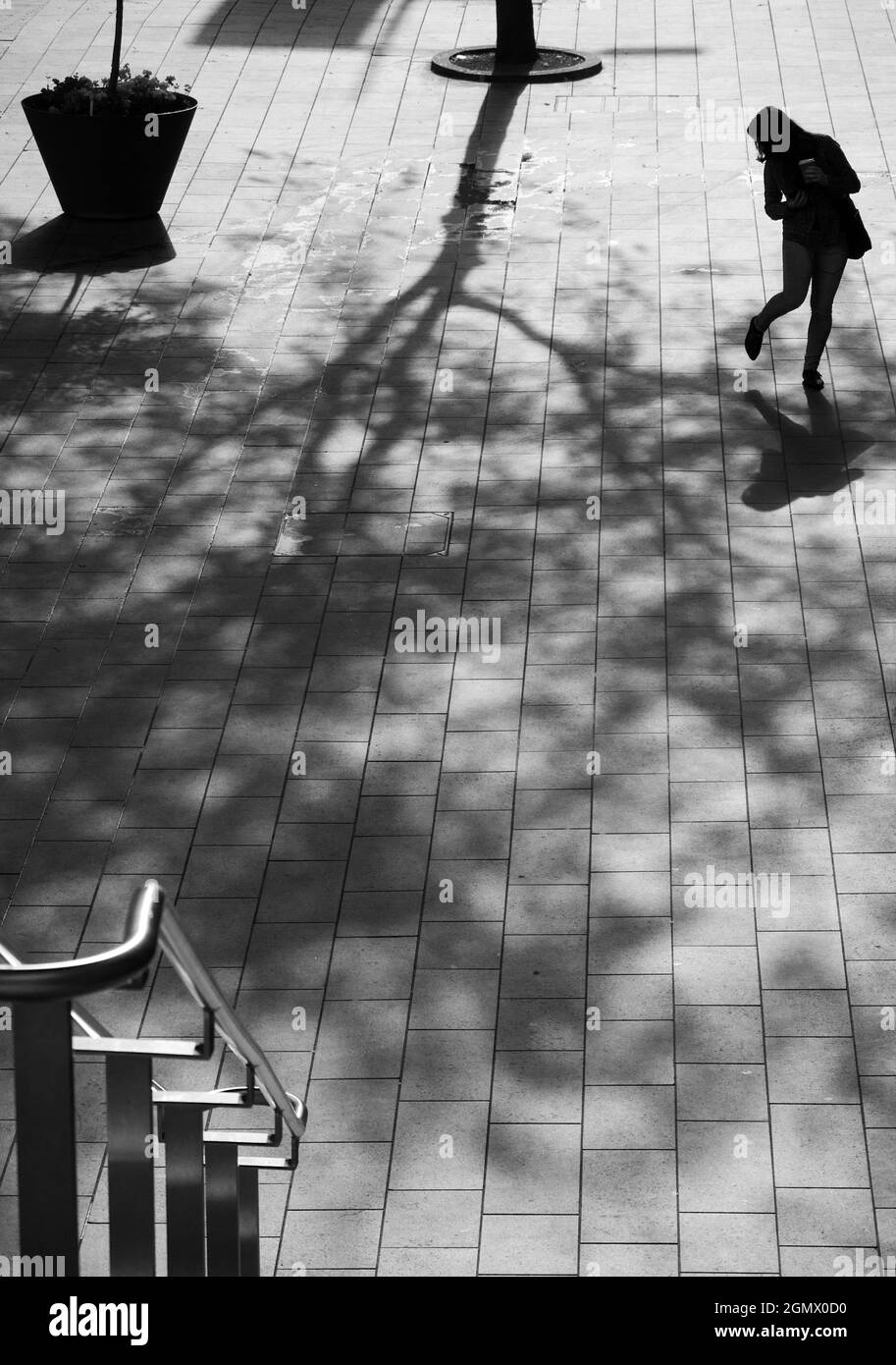 Londra, Inghilterra - 11 settembre 2011 sulle scale del Royal Festival Hall, Londra, una donna silhouetted ispeziona la sua scarpa. Foto Stock