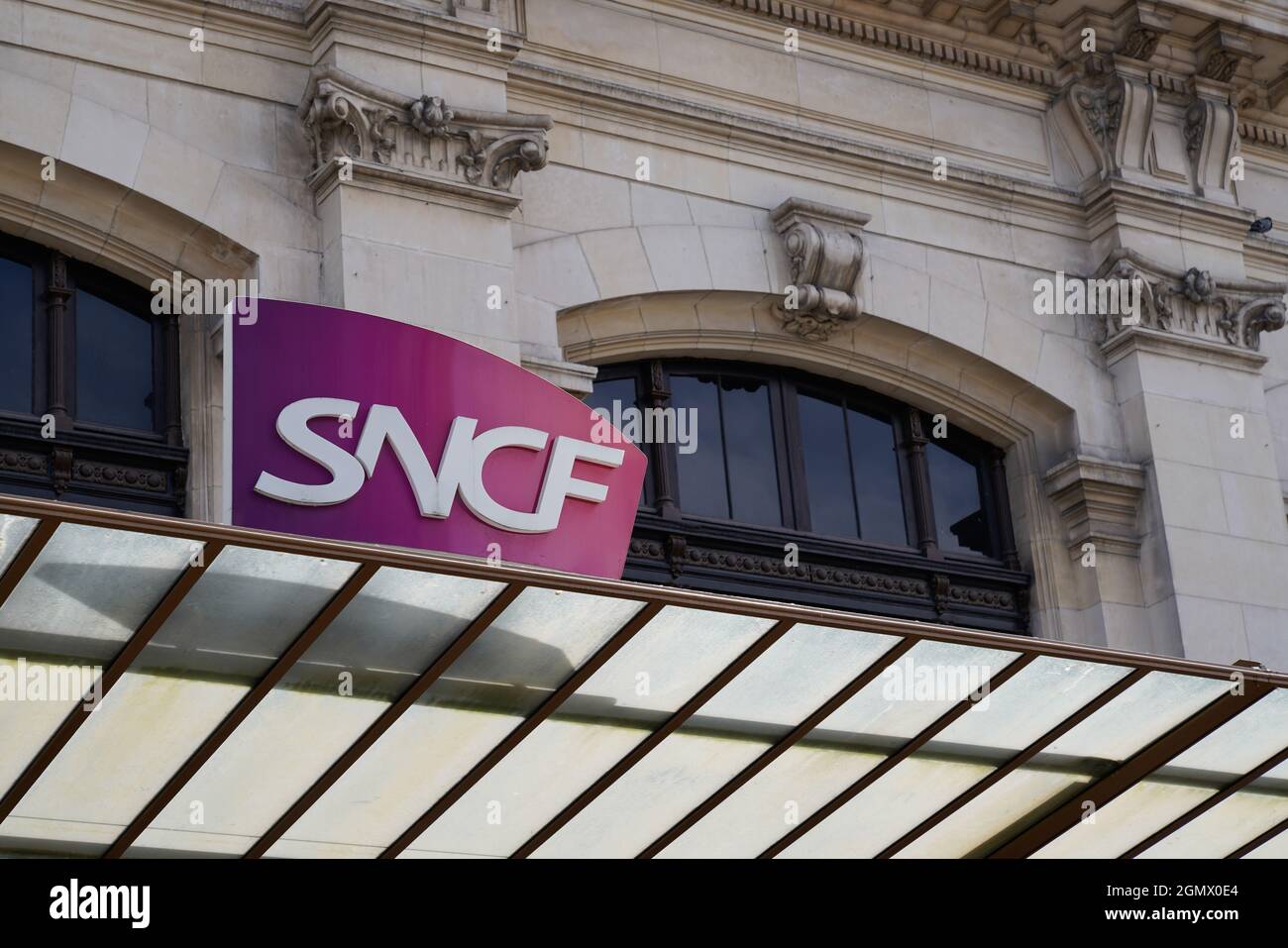 Bordeaux , Aquitaine France - 09 05 2021 : marchio e testo del cartello con il logo SNCF sul muro della stazione Società nazionale della compagnia ferroviaria francese in Francia Foto Stock