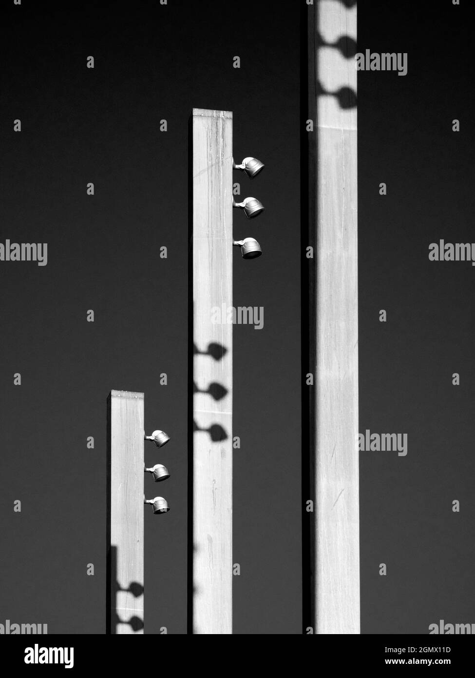 Oxford, Inghilterra - 2008 isolati da uno sfondo capiente nella trafficata Oxford, queste luci di strada modem in Bonn Square fanno un arresto statem astratto Foto Stock