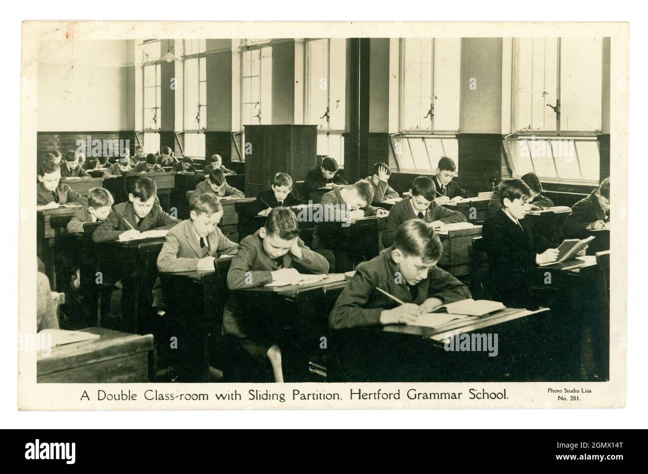 Cartolina originale degli anni '30 con doppia classe, con partizione scorrevole, scuola di grammatica Hertford, ragazzi in giovane età alle scrivanie, dallo Studio Lisa Regno Unito Foto Stock
