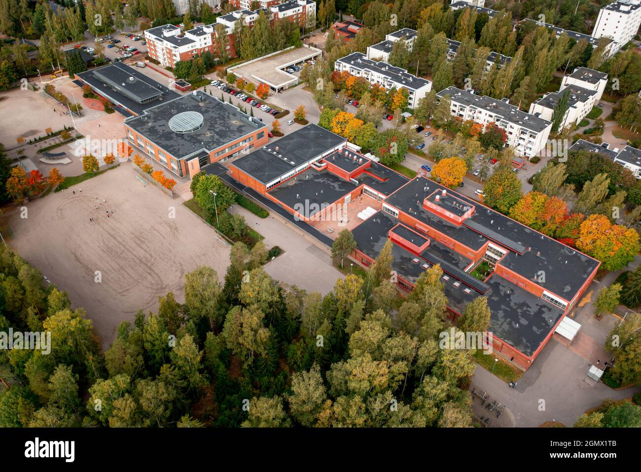 Vista aerea dell'edificio scolastico durante l'autunno dell'oro in Finlandia. Foto Stock