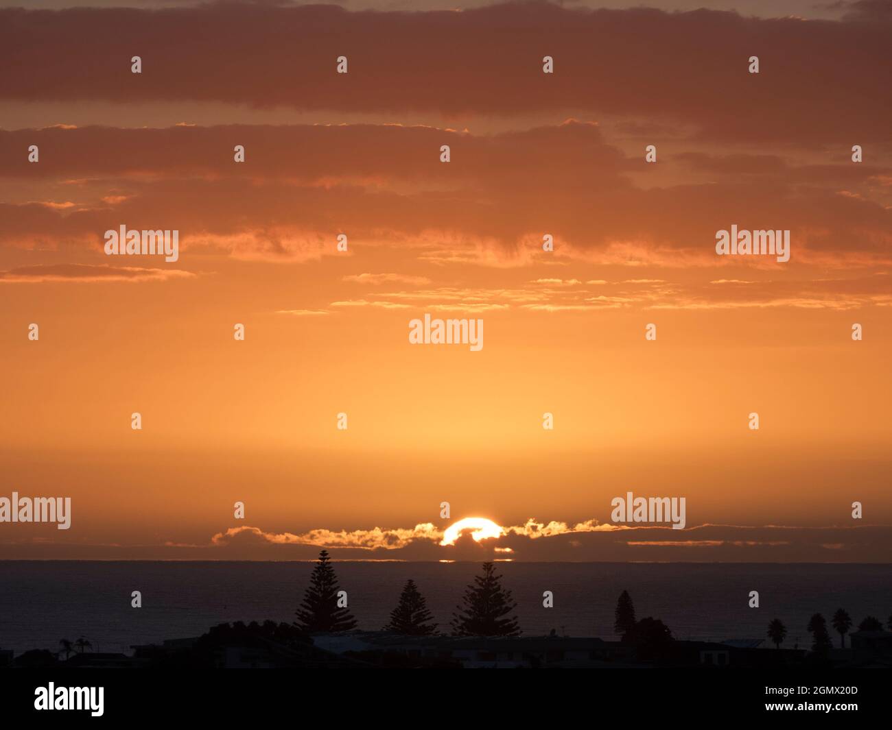 Tauranga, Nuova Zelanda - 1 Marzo 2019 un luminoso e dorato sorgere del sole sul porto di Tauranga nella Baia di Plenty, Isola del Nord della Nuova Zelanda. Nel di Foto Stock