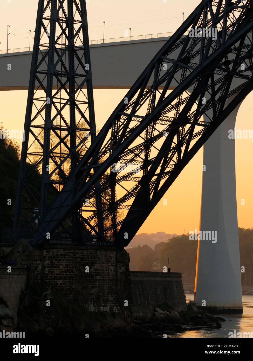 Porto è la seconda città del Portogallo dopo Lisbona. Situato sull'estuario del fiume Douro nel Portogallo settentrionale, è uno dei più antichi centri abitati Foto Stock