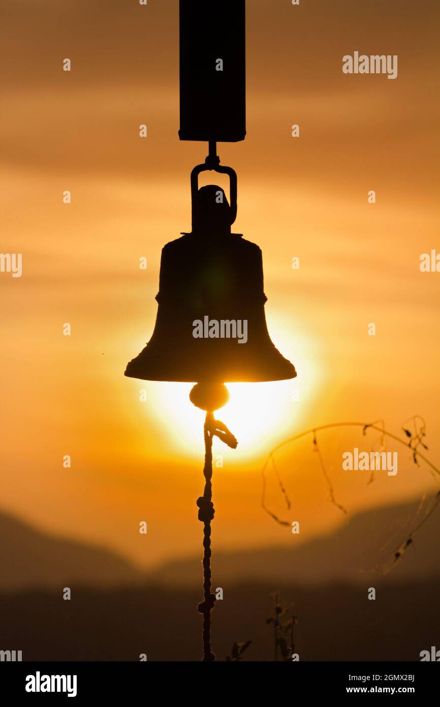 Dambulla, Sri Lanka - 9 febbraio 2014 c'è qualcosa di estremamente suggestivo su una campana che si fa a pedaggio al tramonto, alla morte del giorno... Foto Stock