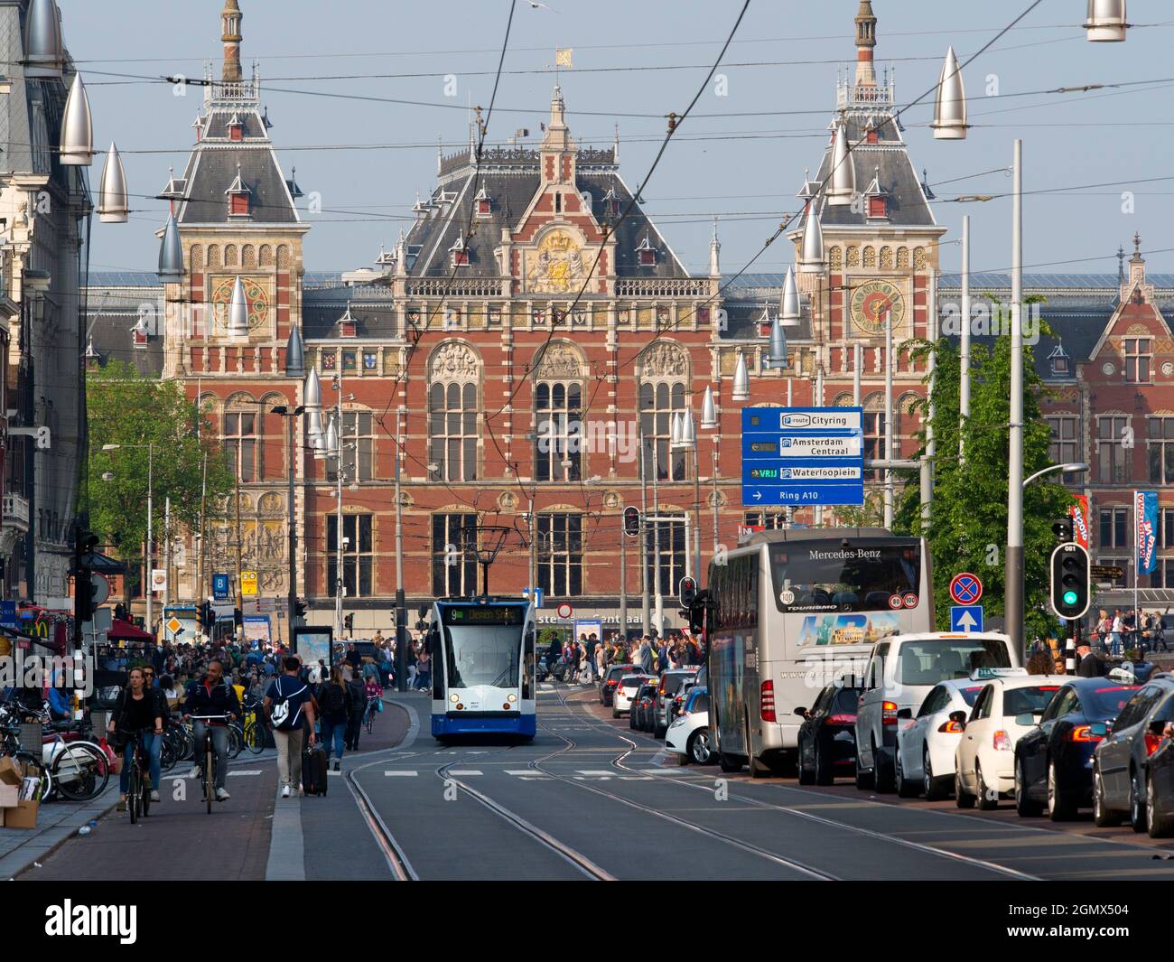 Amsterdam, Paesi Bassi - 27 maggio 2016; Amsterdam è la capitale di NetherlandsÕ, famosa per il suo patrimonio artistico, il sistema panoramico dei canali e le case strette Foto Stock