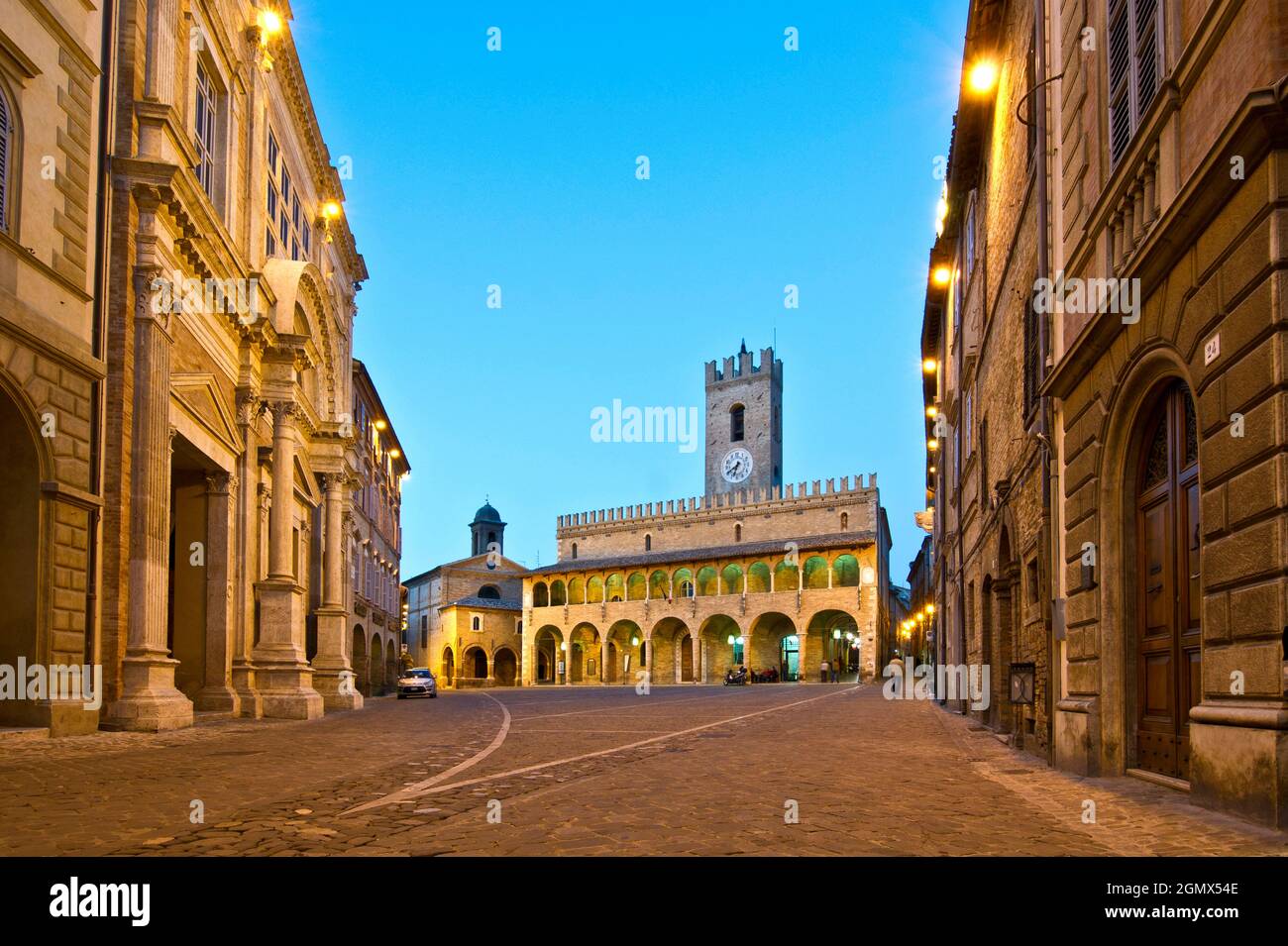 Piazza del Popolo, Paesaggio notturno, Offida, Ascoli Piceno, Marche, Italia, Europa Foto Stock