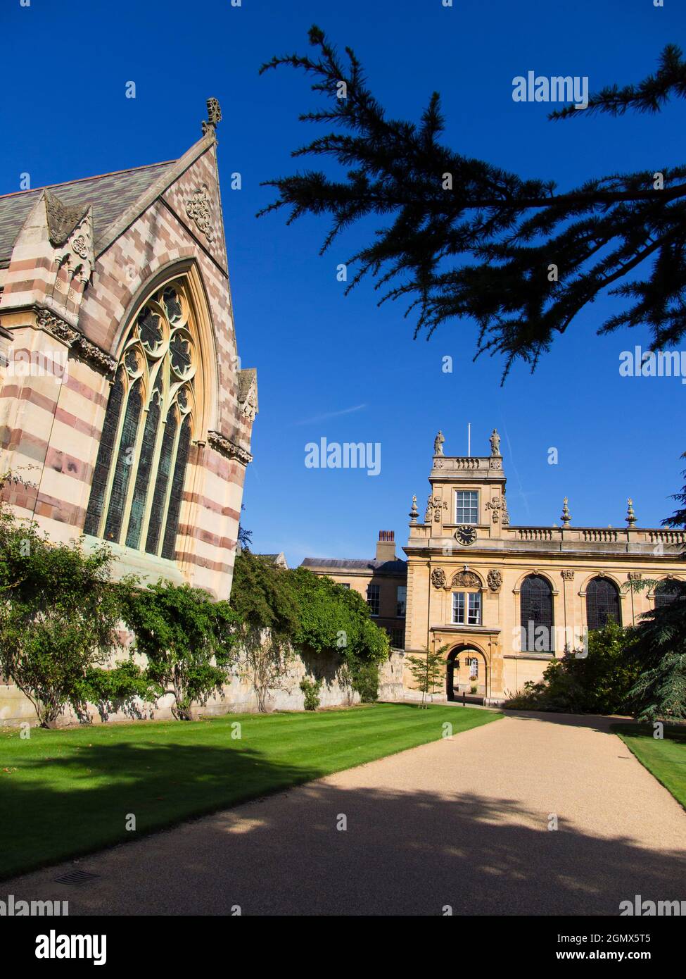 Oxford, Inghilterra - 20 settembre 2013; nessuna gente in vista. La facciata anteriore e la cappella del Trinity College, Oxford. Questo college relativamente grande e ricco Foto Stock