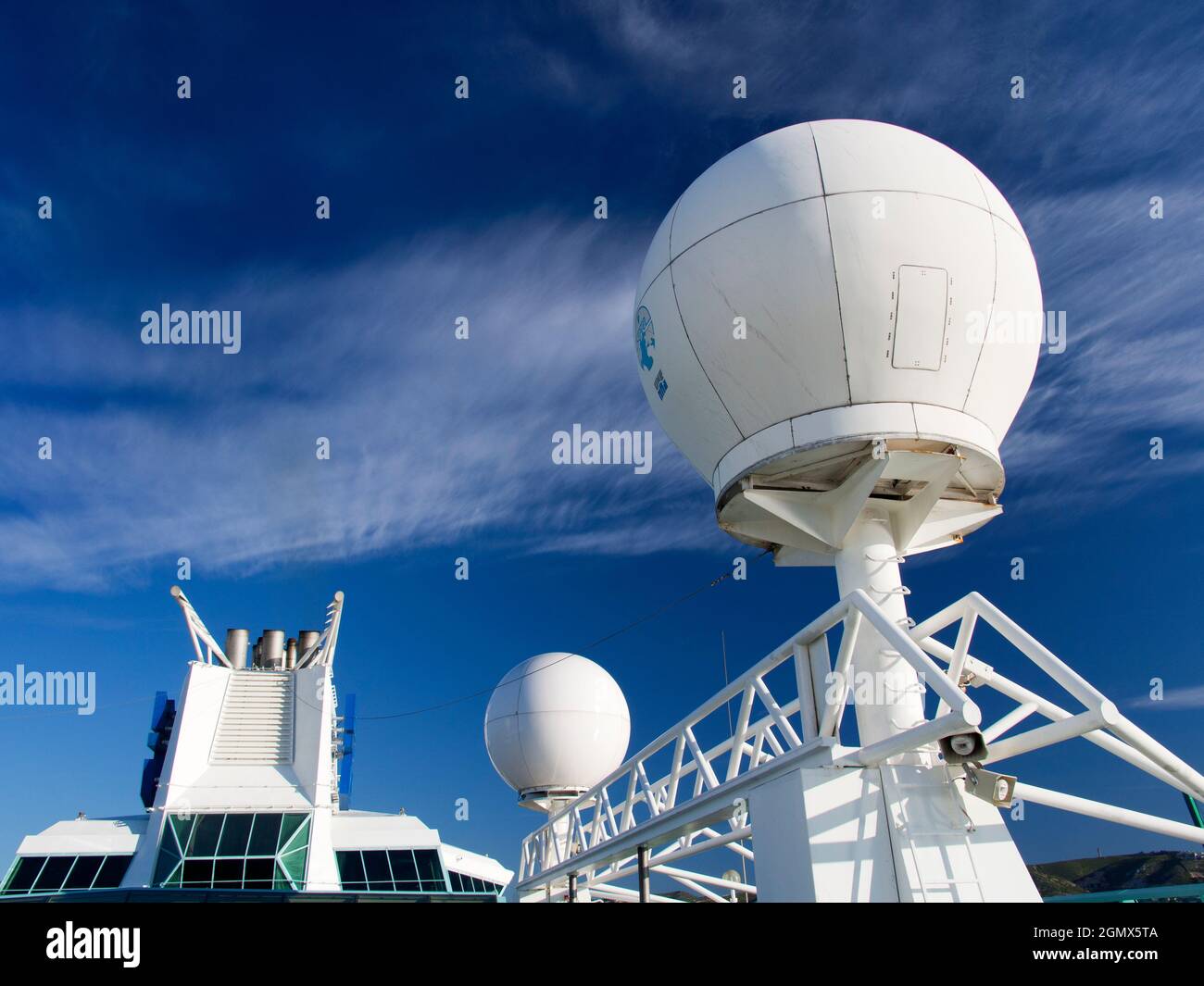 Marsiglia, Francia - 20 giugno 2013. Le moderne navi da crociera dispongono di sistemi GPS, elettronici, radar e di navigazione estremamente sofisticati. Potete vedere qui così Foto Stock