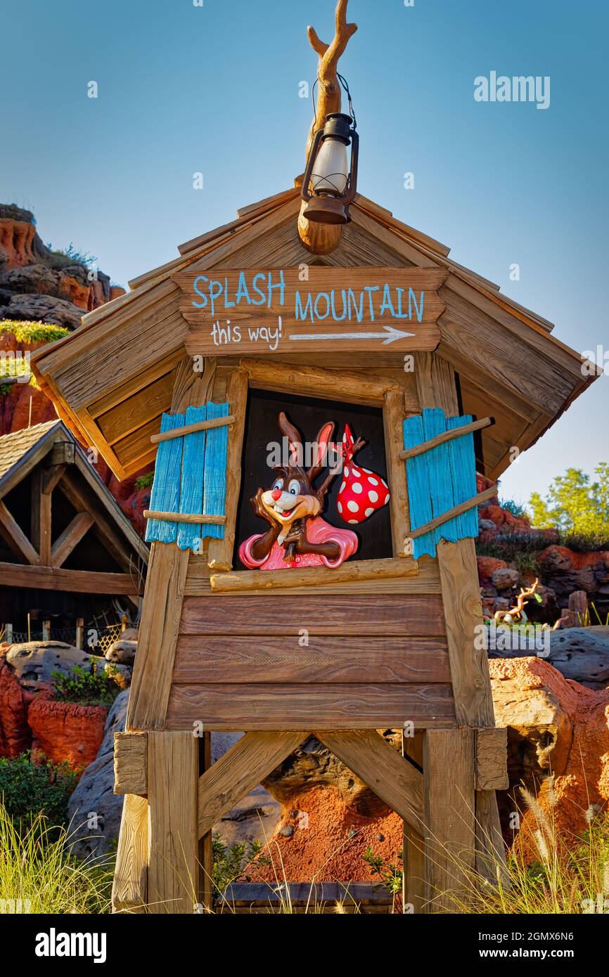 Splash Mountain nel Magic kingdom di Orlando, Florida, che è un giro in tronchi di fumo basato sulle sequenze animate del film Disney 1946 Song del sud Foto Stock