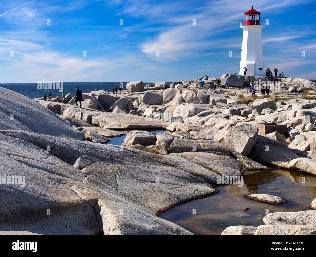 Peggy's Cove, Nova Scotia, Canada - 11 ottobre 2013; gruppo di turisti in shot. Peggy's Cove è un piccolo e pittoresco villaggio di pescatori situato a est Foto Stock