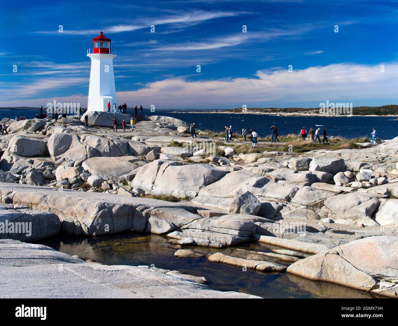 Peggy's Cove, Nova Scotia, Canada - 11 ottobre 2013; gruppo di turisti in shot. Peggy's Cove è un piccolo e pittoresco villaggio di pescatori situato a est Foto Stock