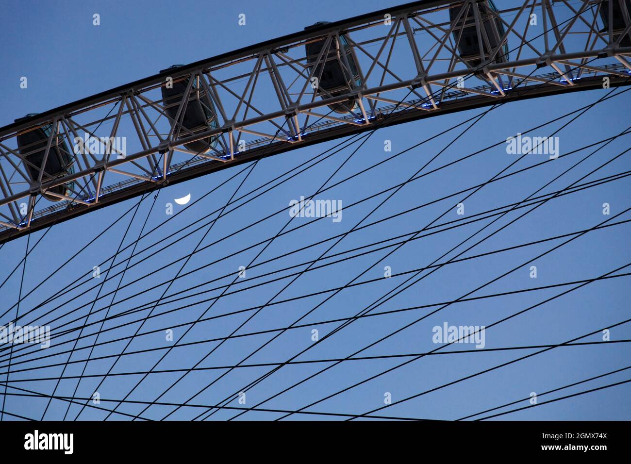 Il London Eye e' una ruota panoramica gigante sulla South Bank del Tamigi a Londra. E' una delle attrazioni turistiche piu' popolari della Gran Bretagna. Qui w Foto Stock