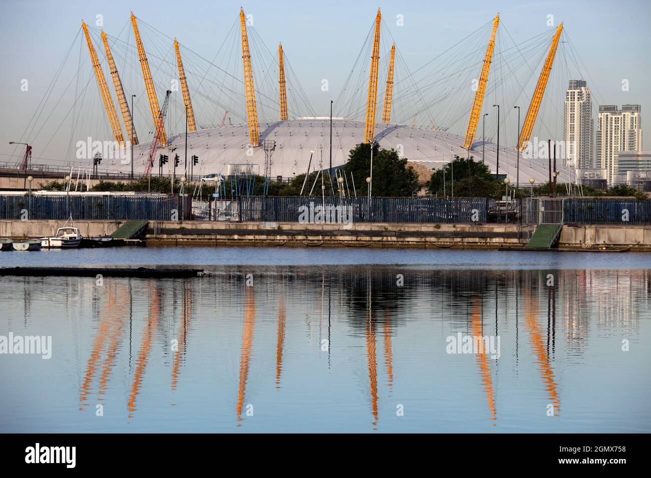 Originariamente costruita nel 2000 come Millennium Dome, l'attuale O2 Arena è un'arena coperta polivalente per lo sport e l'intrattenimento situata sul Gree Foto Stock