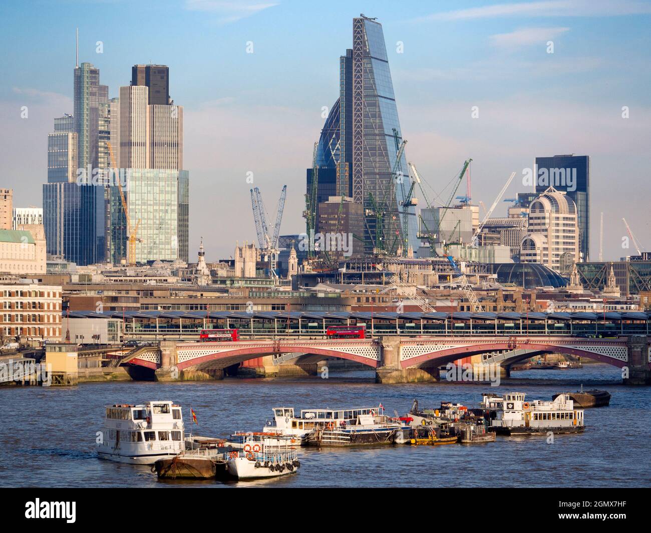 Londra, Inghilterra - 2012; Londra ha uno skyline ricco di storia, con molti edifici famosi, vecchi e nuovi. Qui vediamo una vista panoramica dall'acqua Foto Stock