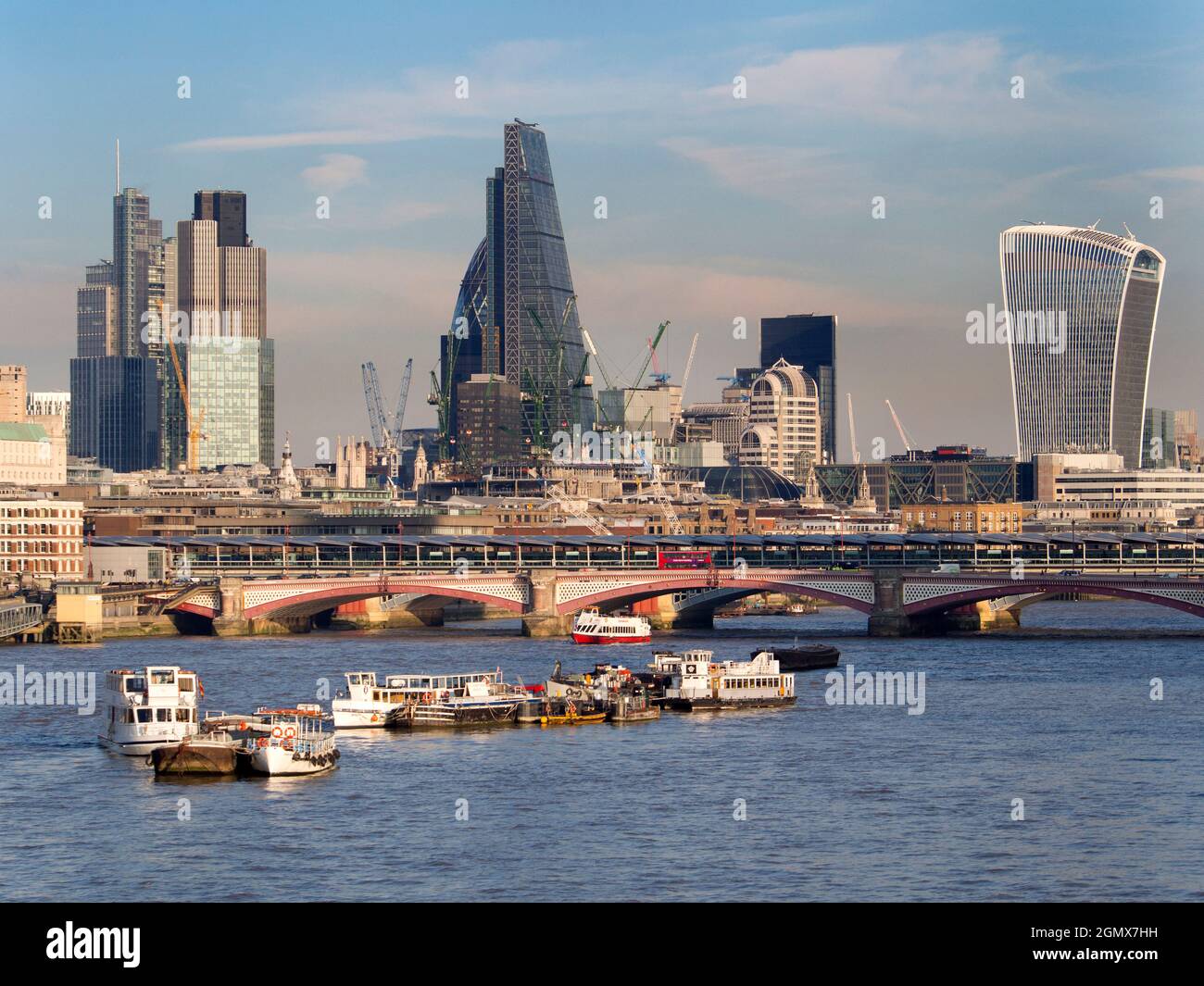 Londra, Inghilterra - 2012; Londra ha uno skyline ricco di storia, con molti edifici famosi, vecchi e nuovi. Qui vediamo una vista panoramica dall'acqua Foto Stock