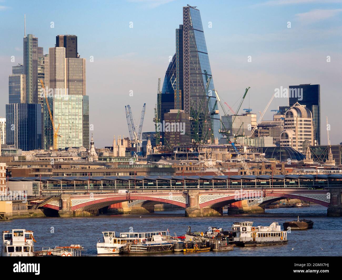 Londra, Inghilterra - 2012; Londra ha uno skyline ricco di storia, con molti edifici famosi, vecchi e nuovi. Qui vediamo una vista panoramica dall'acqua Foto Stock