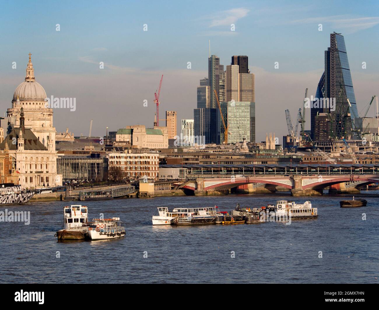 Londra, Inghilterra - 2011; Londra ha uno skyline ricco di storia, con molti edifici famosi, vecchi e nuovi. Qui vediamo una vista panoramica da Waterlo Foto Stock