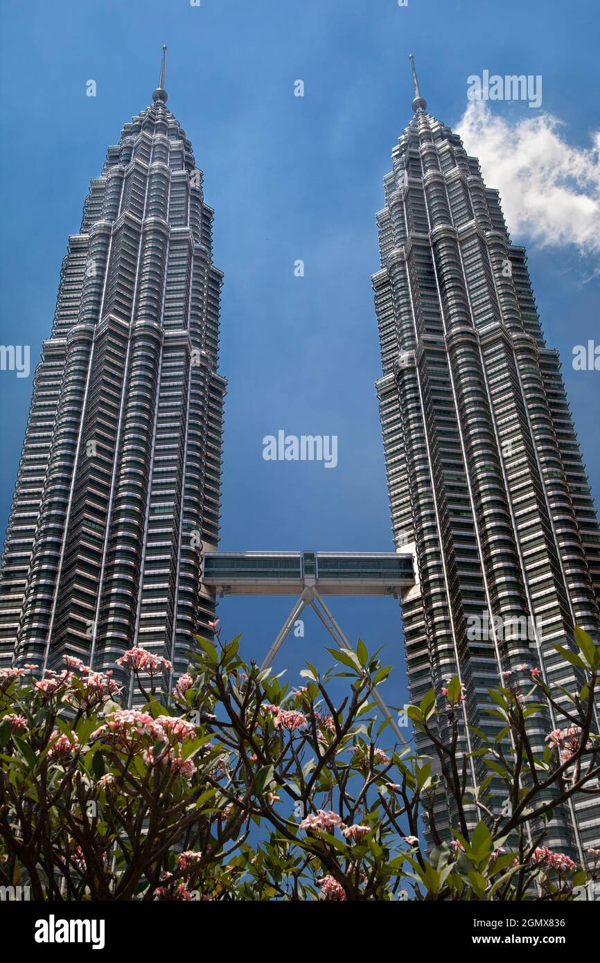 Le Petronas Twin Towers sono grattacieli gemelli a Kuala Lumpur, Malesia. Sono stati gli edifici più alti del mondo dal 1998 al 2004 e rimangono Foto Stock