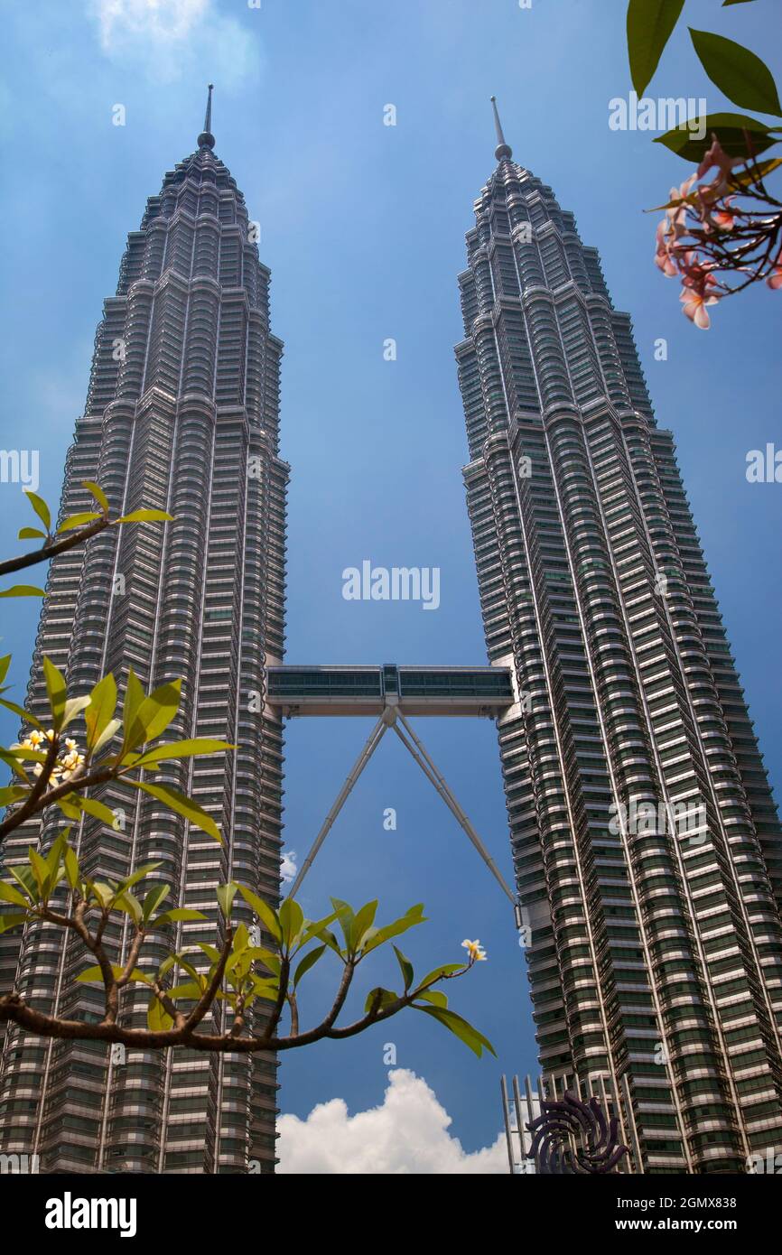Le Petronas Twin Towers sono grattacieli gemelli a Kuala Lumpur, Malesia. Sono stati gli edifici più alti del mondo dal 1998 al 2004 e rimangono Foto Stock