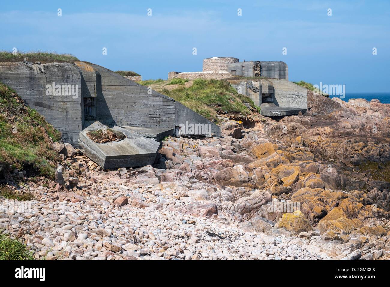 Fort Hommet bunker tedesco e 19 ° secolo Martello Tower, punta Vazon Bay, Guernsey, Isole del canale Foto Stock