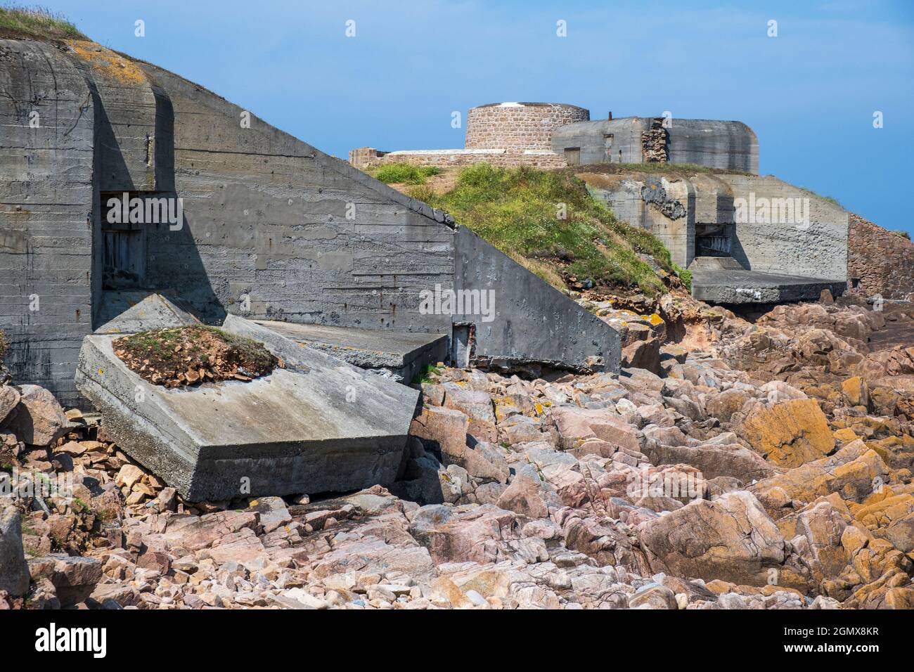 Fort Hommet bunker tedesco e 19 ° secolo Martello Tower, punta Vazon Bay, Guernsey, Isole del canale Foto Stock