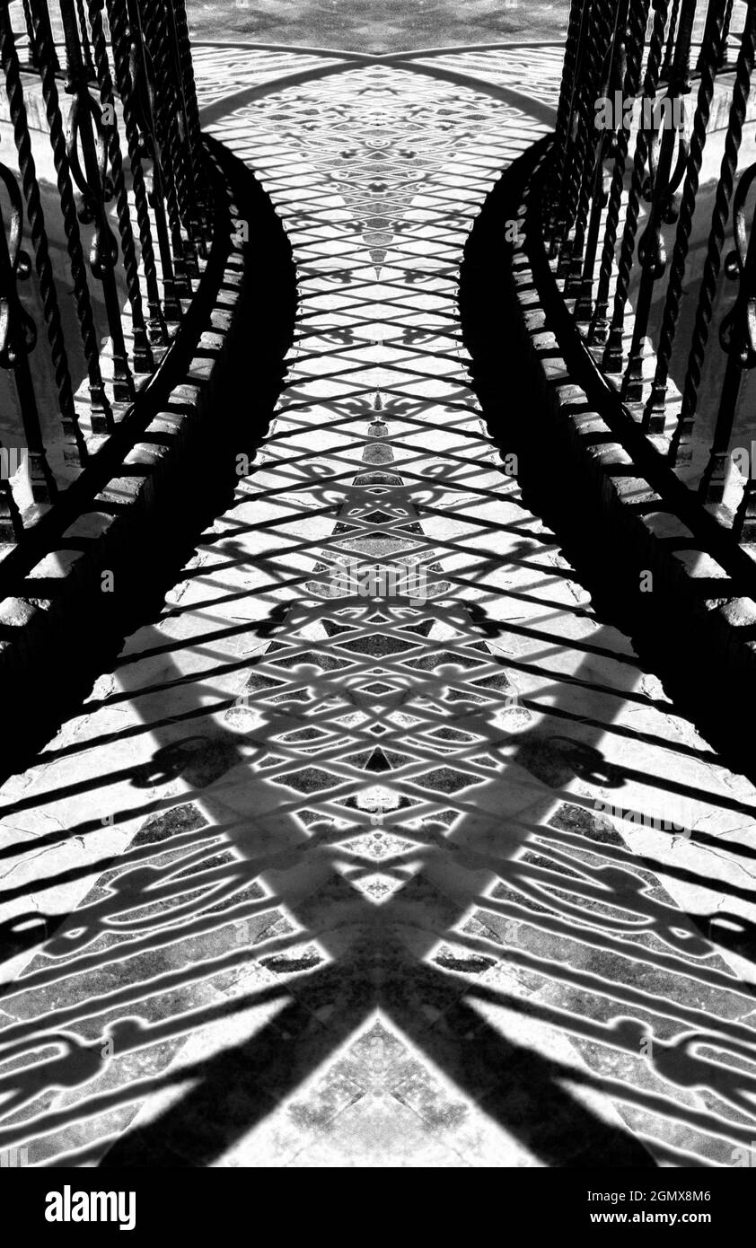 Siviglia, Spagna - 4 luglio 2012 questo è iniziato come un'immagine di ringhiere e ombre nel Parque de Maria Luisa, Siviglia . Ma poi ho avuto avventuroso e t Foto Stock Siviglia, Spagna - 4 luglio 2012 questo è iniziato come un'immagine di ringhiere e ombre nel Parque de Maria Luisa, Siviglia . Ma poi ho avuto avventuroso e t Foto Stock