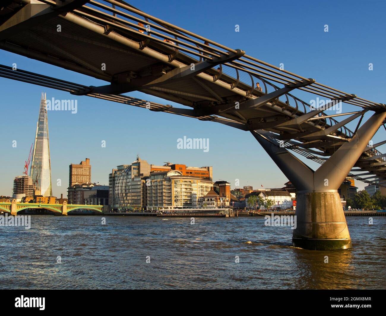 Londra, Inghilterra, 2012; qui ci sono due icone moderne dell'architettura londinese, al prezzo di una. Lo Shard è un grattacielo a 95 piani a Southwark, Londo Foto Stock