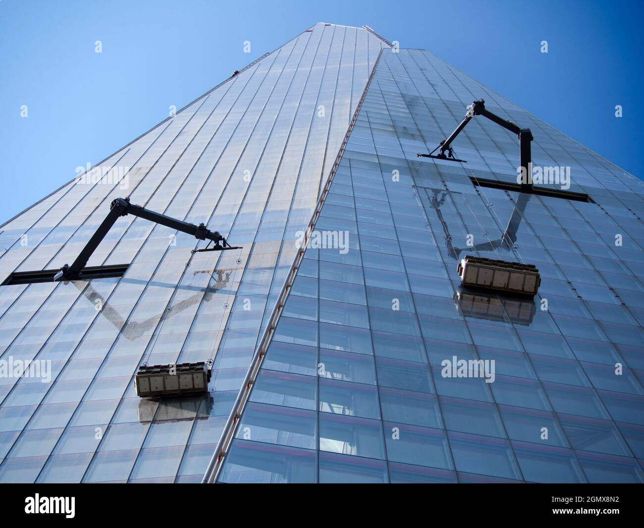 Lo Shard è un grattacielo a 95 piani a Southwark, Londra. Situato presso il London Bridge e in piedi per 309.6 metri (1,016 piedi) di altezza, è attualmente l'alto Foto Stock